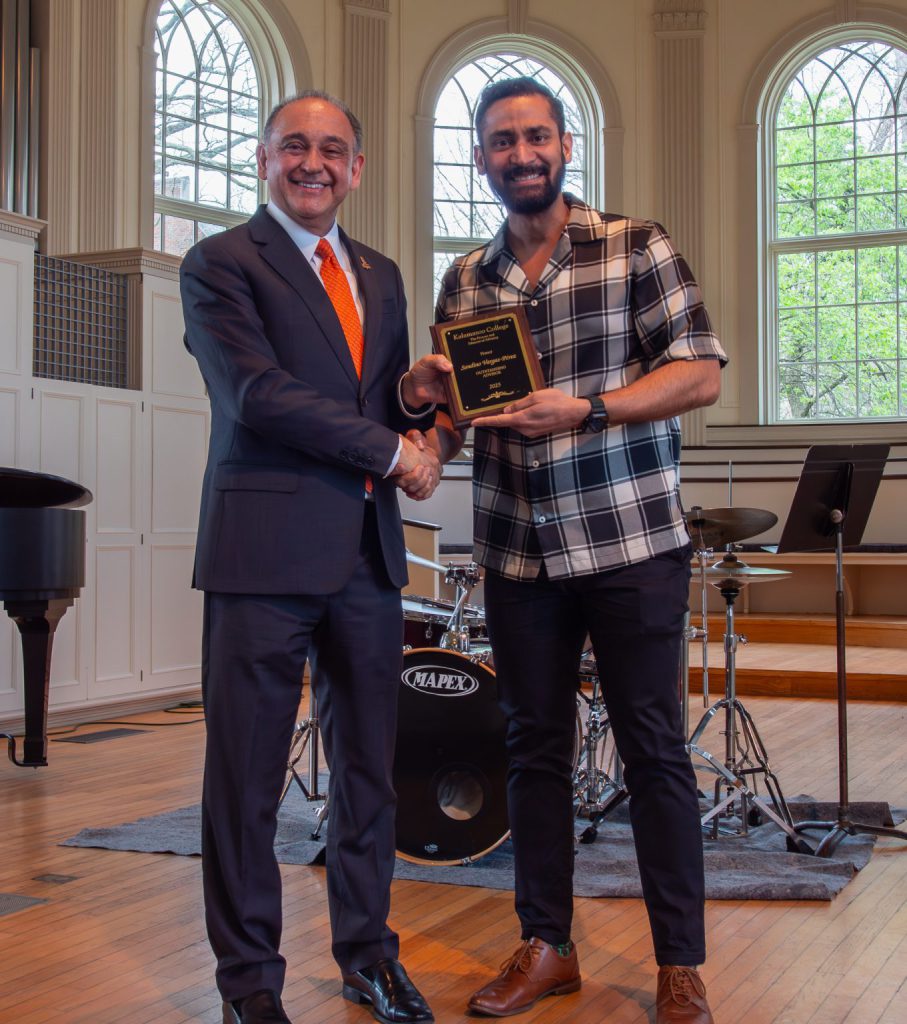 Dr. Sandino Vargas-Perez receives the Outstanding Advisor Award in April 2025